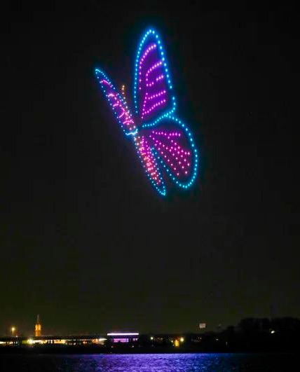 Coreografia di droni a forma di farfalla